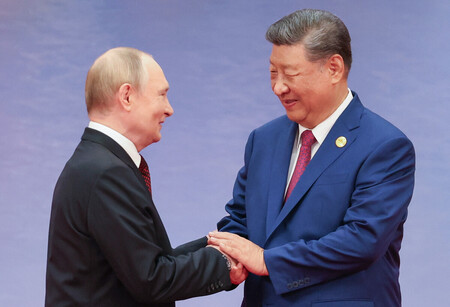 8月31日、中国・天津で上海協力機構(SCO)首脳会議開幕に当たり習近平国家主席(右)の出迎えを受けるロシアのプーチン大統領(EPA時事)