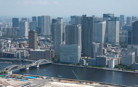 高層ビルとタワーマンション群＝東京都内