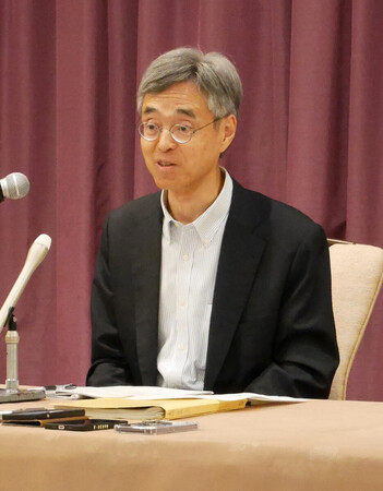 講演後、記者会見する日銀の氷見野良三副総裁=2日午後、北海道釧路市