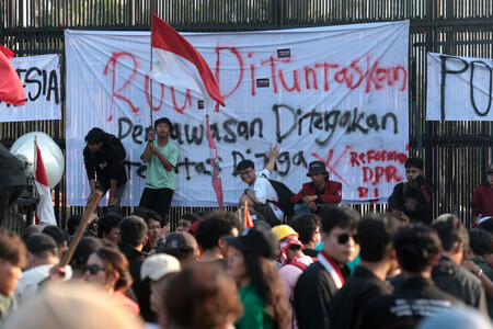 １日、ジャカルタで反政府デモに参加する学生ら（ＥＰＡ時事）