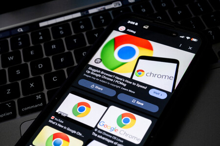 携帯電話の画面に表示された米グーグルのウェブブラウザー（閲覧ソフト）「クローム」のロゴ＝２０２４年１１月、米テキサス州オースティン（ＡＦＰ時事）