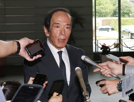 石破茂首相との面会後、記者の質問に答える日銀の植田和男総裁＝３日午後、首相官邸