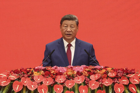 3日、北京で開かれた記念レセプションで演説する中国の習近平国家主席(EPA時事)