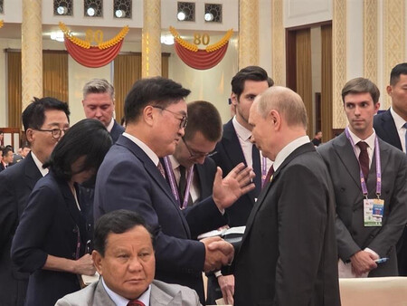 3日、北京でロシアのプーチン大統領(中央右)と握手する韓国の禹元植国会議長(同左)(韓国国会議長室提供・時事)