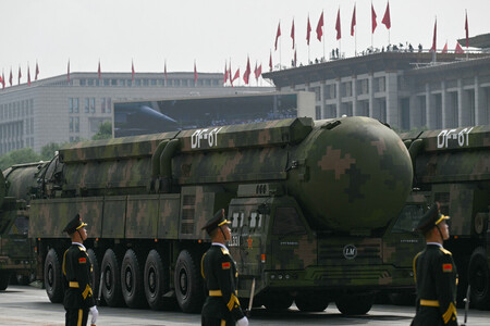 ３日、北京で開かれた軍事パレードで公開された新型の大陸間弾道ミサイル（ＩＣＢＭ）「東風６１（ＤＦ６１）」（ＡＦＰ時事）
