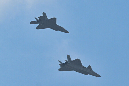 ３日、北京上空を飛行する最新鋭ステルス戦闘機「殲３５（Ｊ３５）」（左）と「殲２０（Ｊ２０）」（ＡＦＰ時事）