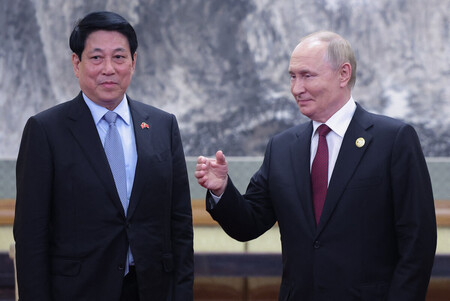 3日、北京で会談するベトナムのルオン・クオン国家主席(左)とロシアのプーチン大統領(AFP時事)