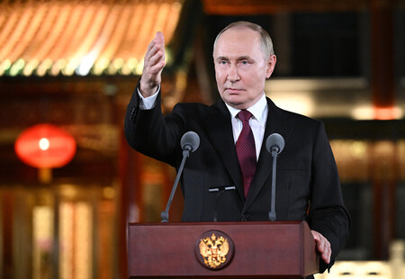 3日、北京で記者会見するロシアのプーチン大統領(EPA時事)