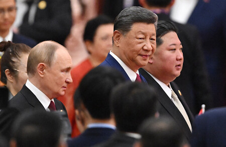 左からロシアのプーチン大統領、中国の習近平国家主席、北朝鮮の金正恩朝鮮労働党総書記＝３日、北京（ＡＦＰ時事）