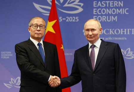5日、ロシア極東ウラジオストクで、中国の李鴻忠・全国人民代表大会(全人代)常務副委員長(左)と握手するプーチン大統領(AFP時事)