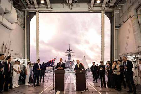 護衛艦「みくま」艦上で共同記者会見に臨む中谷元防衛相（右）とオーストラリアのマールズ国防相＝５日、神奈川・海上自衛隊横須賀基地（ＥＰＡ時事）