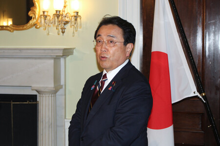 ラトニック米商務長官との会談を終え、記者団の取材に応じる赤沢亮正経済再生担当相＝４日、ワシントン