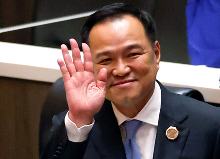 5日、バンコクで、タイの新首相に選出された保守派の野党「タイの誇り党」のアヌティン党首(EPA時事)