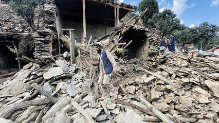 4日、アフガニスタン東部クナール州で発生した地震で損壊した家屋(EPA時事)