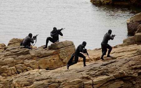 2004年5月に撮影された米海軍特殊部隊SEALS(シールズ)の訓練の様子(AFP時事)