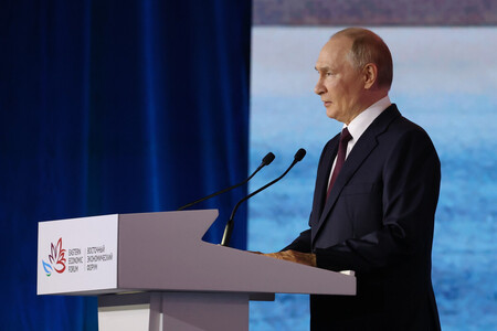 ５日、ロシア極東ウラジオストクでの東方経済フォーラムの全体会合で発言するプーチン大統領（ＥＰＡ時事）