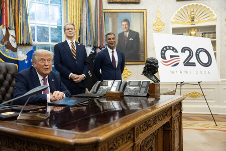５日、ホワイトハウスで２０カ国・地域首脳会議（Ｇ２０サミット）について発言するトランプ米大統領（左）（ＥＰＡ時事）