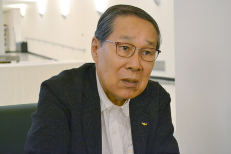 ５日、ニューヨークの国連本部で記者団の取材に応じる朝長万左男さん
