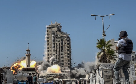 ５日、イスラエル軍の攻撃で破壊されるパレスチナ自治区ガザ中心都市ガザ市の高層ビル（ＥＰＡ時事）