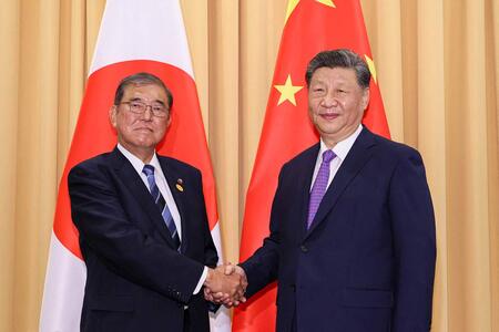 2024年11月15日、ペルー・リマで中国の習近平国家主席(右)と握手する石破茂首相(内閣府提供)