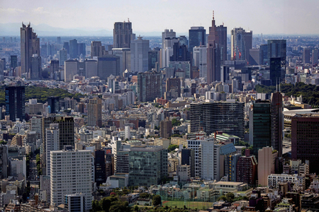 東京都心の街並み＝８月１４日（ＡＦＰ時事）