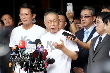 8日、台北で保釈後、記者団の取材に応じる台湾第2野党・民衆党創設者の柯文哲被告(中央)(同党提供・時事)