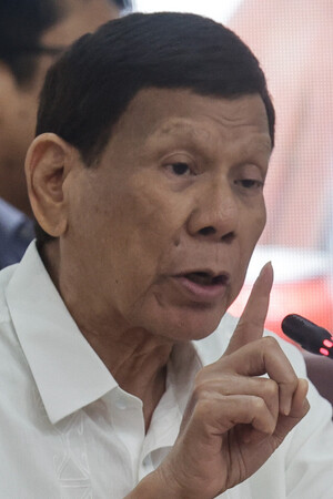 フィリピンのドゥテルテ前大統領=2024年11月、マニラ首都圏ケソン市(EPA時事)
