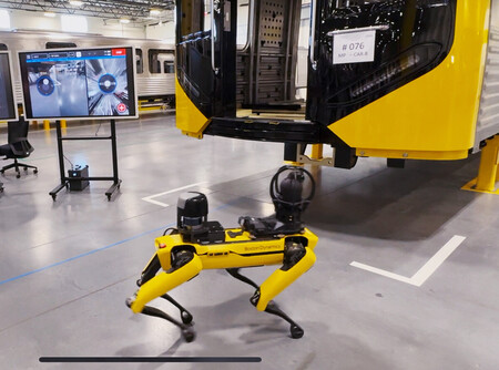 日立製作所が米東部メリーランド州で本格稼働した鉄道車両工場に導入した「イヌ型ロボット」=8日