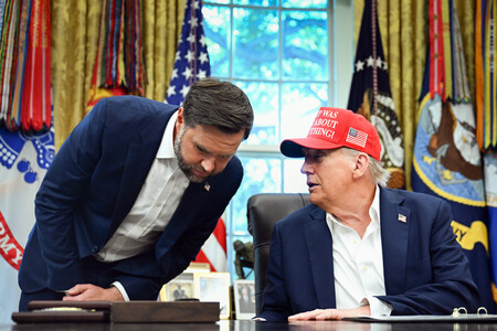 トランプ米大統領(右)とバンス副大統領=8月22日、ワシントン(EPA時事)