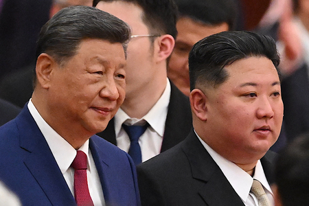 中国の習近平国家主席(左)と北朝鮮の金正恩朝鮮労働党総書記=3日、北京(AFP時事)