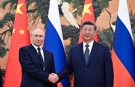 ロシアのプーチン大統領(左)と中国の習近平国家主席=2日、北京(EPA時事)