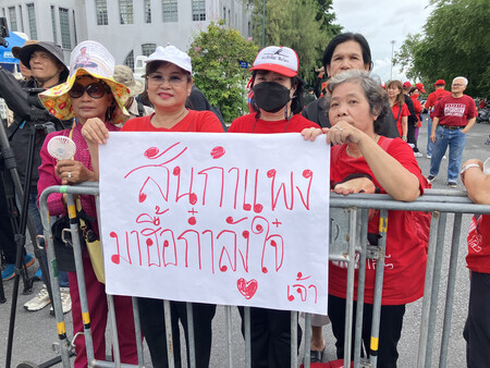 ９日、タイ・バンコクの最高裁判所に集まったタクシン元首相の支持者ら