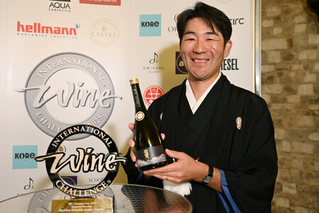 ９日、ワインの国際品評会インターナショナル・ワイン・チャレンジ（ＩＷＣ）の日本酒部門で最優秀賞を受賞した山梨銘醸の北原対馬社長＝ロンドン