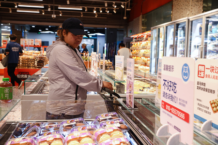 スーパーで買い物する人たち＝７月１４日、中国・北京（ＥＰＡ時事）