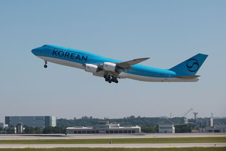 １０日、ソウル近郊の仁川国際空港から米国に向けて出発した韓国のチャーター機（ＡＦＰ時事）