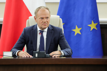 10日、ワルシャワで臨時の政府会議に臨むポーランドのトゥスク首相(EPA時事)