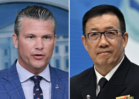 ヘグセス米国防長官(左)と中国の董軍国防相(AFP時事)