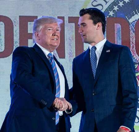 トランプ米大統領（左）と握手するチャーリー・カーク氏＝２０１９年７月２３日、ワシントン（ＡＦＰ時事）