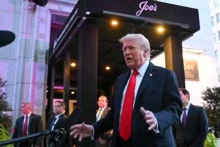 ９日、ワシントン市内のレストランを訪れたトランプ米大統領（ＡＦＰ時事）