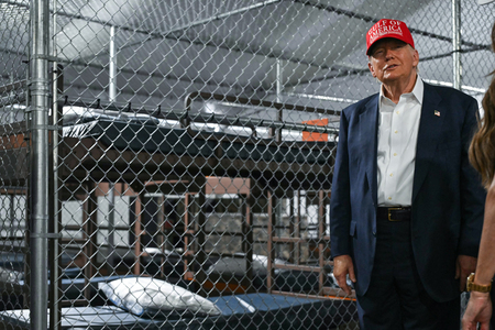 不法移民収容施設を視察するトランプ米大統領=7月1日、南部フロリダ州(AFP時事)