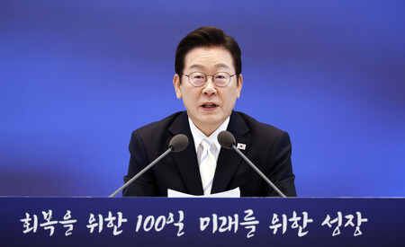 11日、就任100日を迎えソウルで記者会見する韓国の李在明大統領(EPA時事)