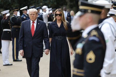 １１日、米ワシントン近郊の国防総省で式典に出席するトランプ大統領（左）とメラニア夫人（ＡＦＰ時事）