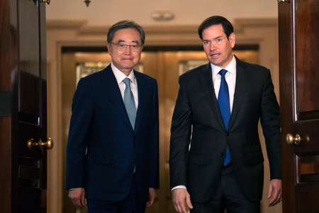 韓国の趙顕外相(左)とルビオ米国務長官=7月31日、ワシントン(AFP時事)