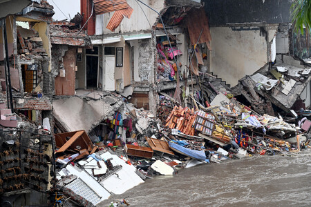 １０日、インドネシア・バリ島デンパサールで、豪雨による洪水で損傷し倒壊した住宅（ＡＦＰ時事）