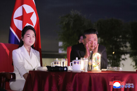 北朝鮮の金正恩朝鮮労働党総書記（右）とキム・ジュエ氏とされる娘＝６月２４日、北朝鮮東部・江原道（朝鮮通信・時事）