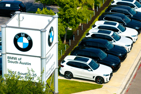 ディーラーに展示された独ＢＭＷの乗用車＝５月１６日、米テキサス州（ＡＦＰ時事）