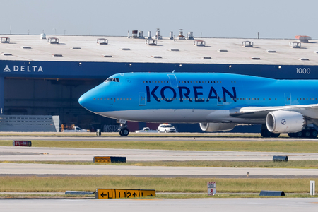 米移民当局に一時拘束された韓国人を帰国させるため、アトランタ国際空港に到着したチャーター機＝１０日、ジョージア州（ＥＰＡ時事）