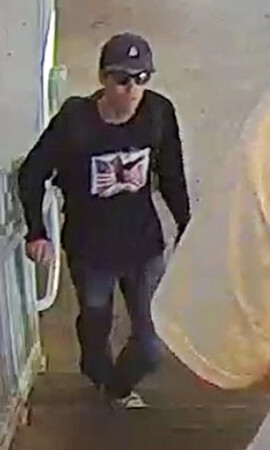 米西部ユタ州オレムのユタバレー大学で起きた米保守活動家銃撃事件で、連邦捜査局(FBI)が11日公開した容疑者とみられる男の画像(AFP時事)