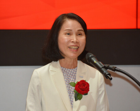 スピーチする台湾証券取引所の李愛玲社長＝１２日午前、東京都中央区