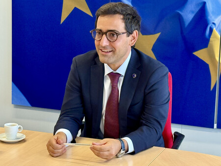 取材に応じる欧州連合(EU)欧州委員会のセジュルネ上級副委員長=12日、ブリュッセルのEU本部